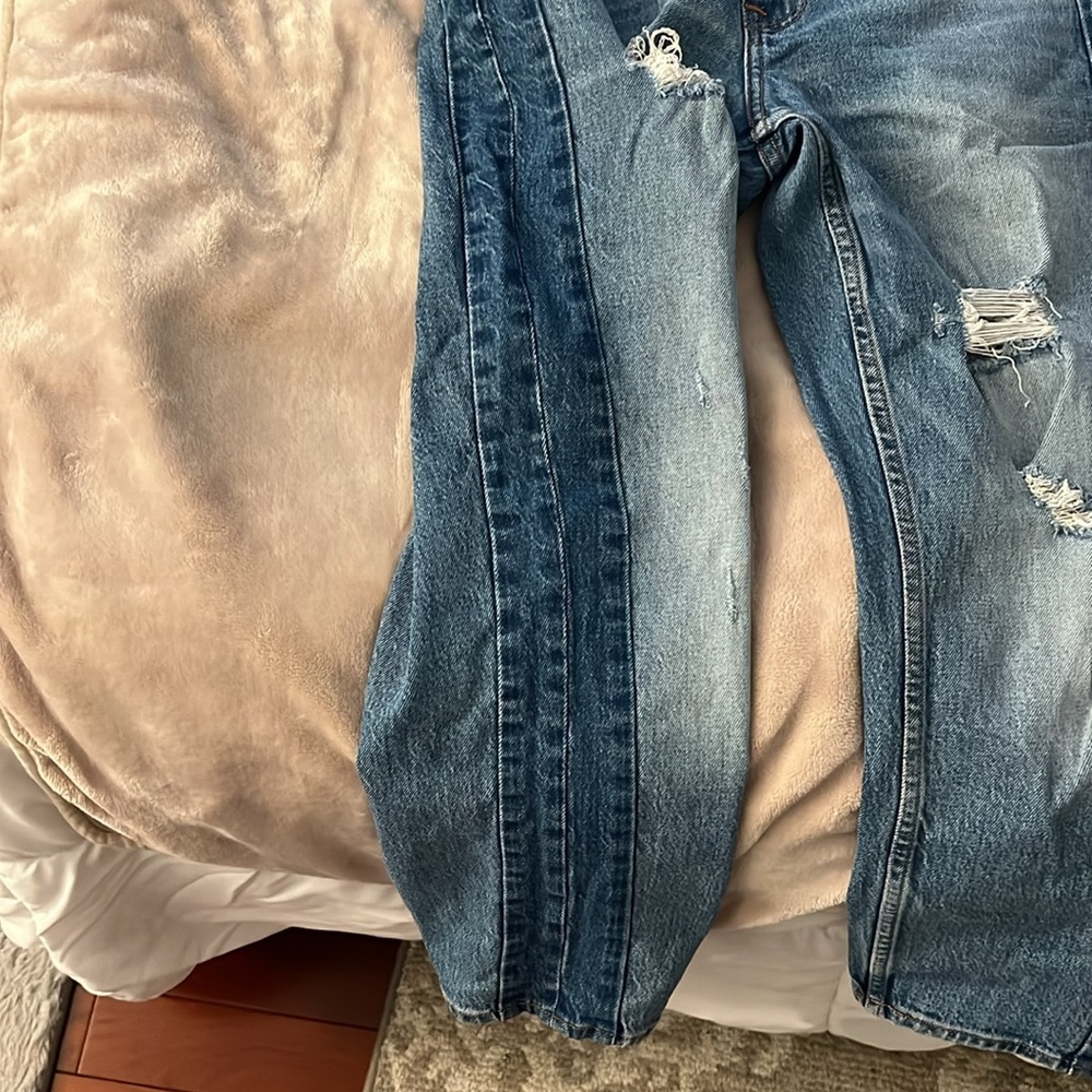 A&F High Rise Mom Jeans - Picture 3 of 4